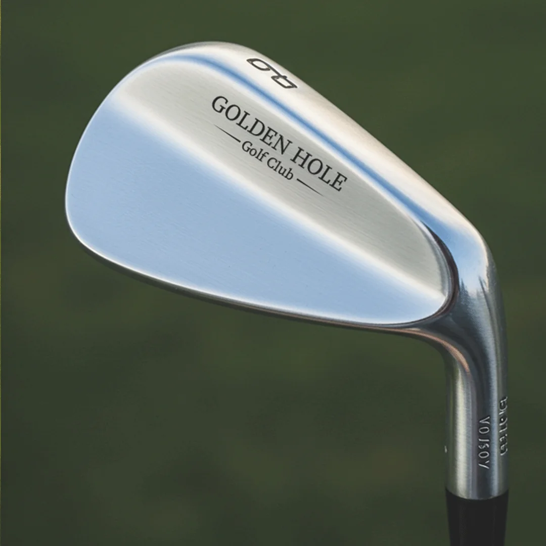 Golden Hole: packaging innovador y branding para club de golf premium realizado por DAROX